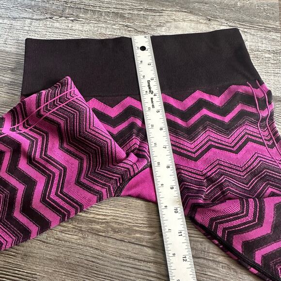 Lululemon Black Purple Chevron Print Women's Athletic Capri Leggings Size‎ 6 - Picture 5 of 8